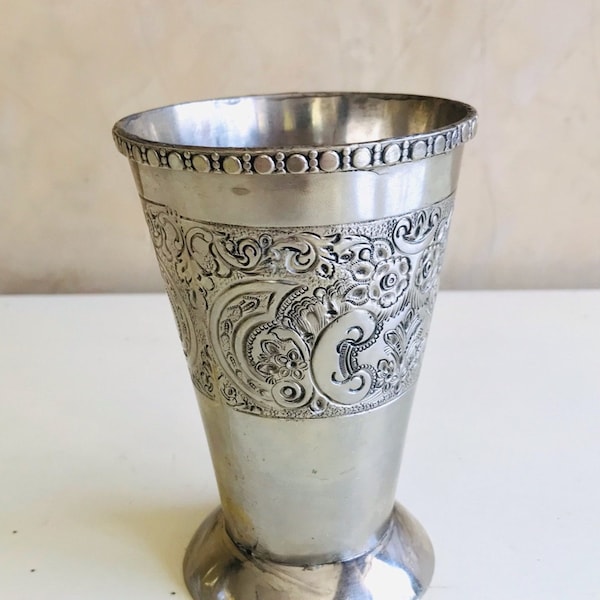 VASO de PLATA repujado de la India para lassi antigua copa étnica floral artesanal de latón con baño de plata para bebida mediados Siglo XX