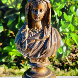 FIGURA VIRGEN de JERUSALEM pequeña estatua de María en color bronce escultura religiosa francesa con pedestal antiguo autel religioso
