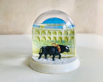 BOLA de NIEVE VINTAGE globo con plaza de toros española con toro bravo escena invernal años 80s Bruot France