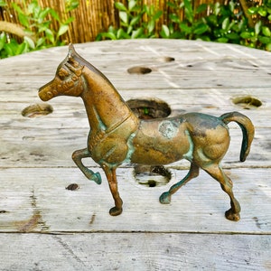 FIGURA de CABALLO de bronce de mediados del Siglo XX escultura antgua vintage estatuilla de metal estatua decorativa