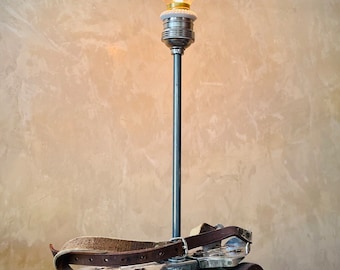 LAMPARA PATIN ANTIGUO luz única de mesa años 1940s lámpara reciclada patinete vintage con portalámpara hecha a mano iluminación retro