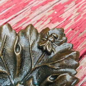 PLATILLO CON MOSCA curiosa bandeja de hojas de bronce con figura de moscardón tarjetero modernista joyero vacíabolsillos Art Nouveau