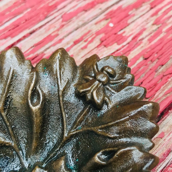 PLATILLO CON MOSCA curiosa bandeja de hojas de bronce con figura de moscardón tarjetero modernista joyero vacíabolsillos Art Nouveau