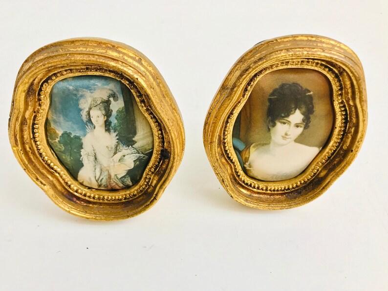 DOS PEQUEÑOS CUADROS Victorianos De Tela O Seda Acolchada Con Retratos ...