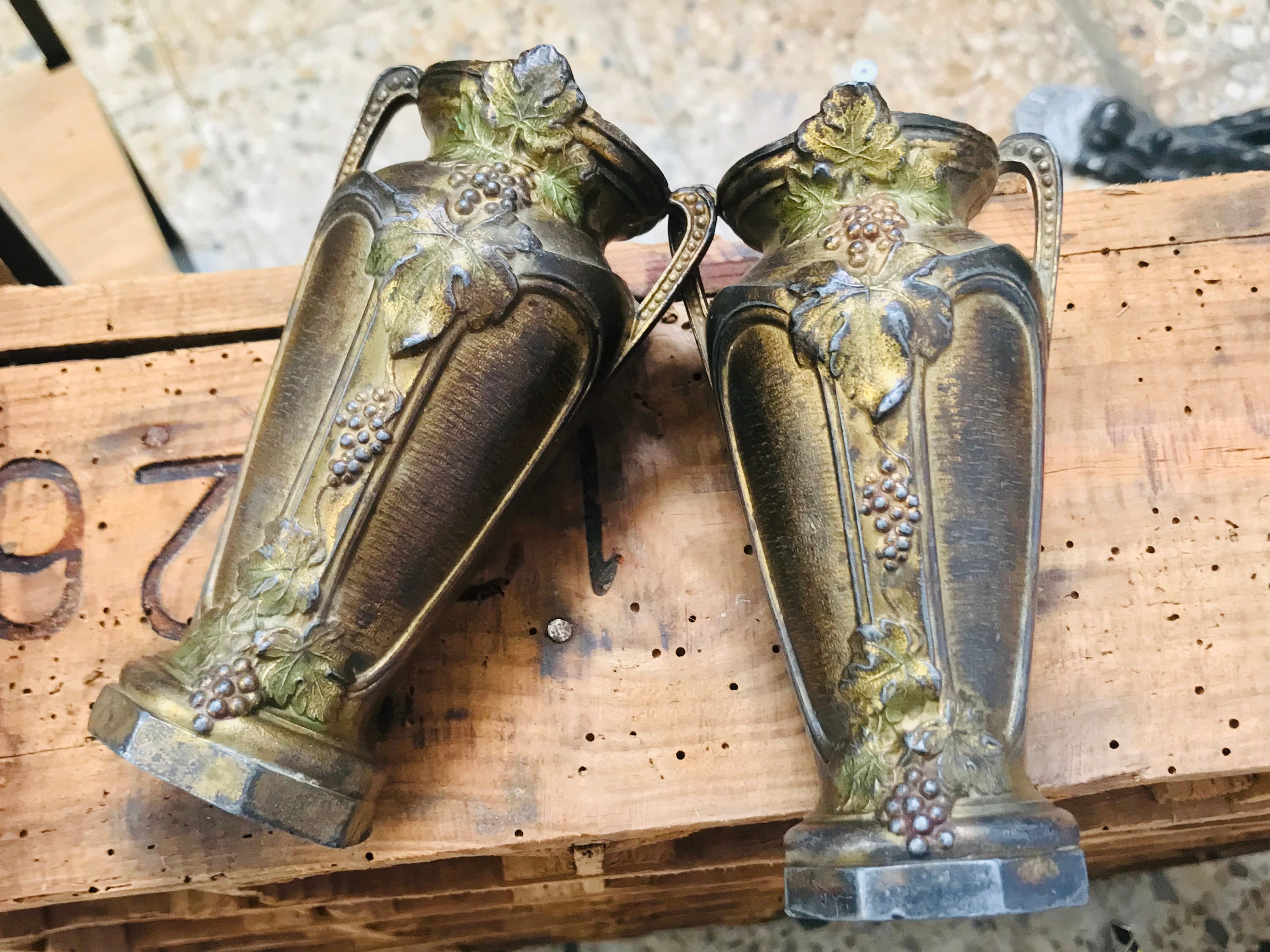 FLOREROS MODERNISTAS lote de dos violeteros At Nouveau pequeños maceteros de jardin o interior para plantas jardineras antiguas jarron