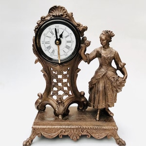 ANTIGUO RELOJ FRANCES  de sobremesa o chimenea de 1880 en color cobre con figura romántica renacentista despertador con alarma Art Nouveau