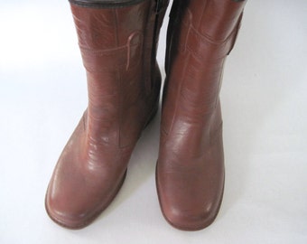 size 8 - vintage 1970s Cognac Brown Weatherproof, Vinyl, Zip up Boots ... ruggedly tough for rain and snow and slushy days - woman’s size 10