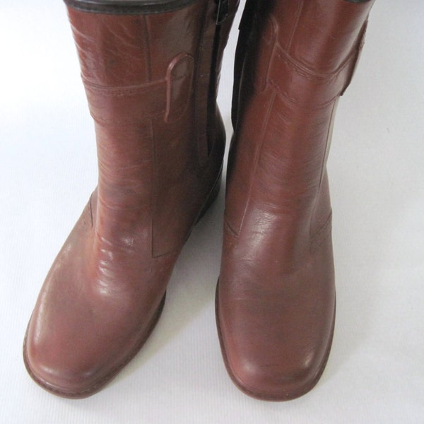 size 8 - vintage 1970s Cognac Brown Weatherproof, Vinyl, Zip up Boots ... ruggedly tough for rain and snow and slushy days - woman’s size 10