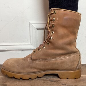 Puede incluir: Botas de cuero marr&oacute;n con cordones y suela gruesa. Las botas tienen un dise&ntilde;o cl&aacute;sico y est&aacute;n hechas de materiales de alta calidad.