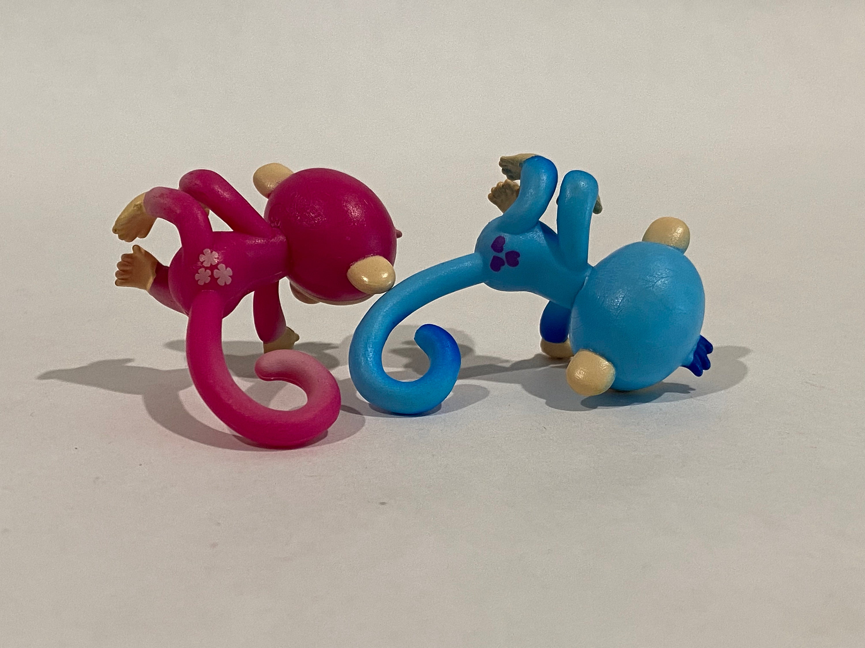 Lot vintage de 2 Fingerlings Rose & Bleu Singe Mini Figures Set