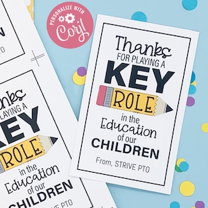 Puede incluir: Tarjetas blancas con texto negro que dice "Gracias por desempeñar un PAPEL CLAVE en la Educación de nuestros NIÑOS". Se incluye un gráfico de lápiz. Las tarjetas son de STRIVE PTO. El fondo es azul claro con confeti.