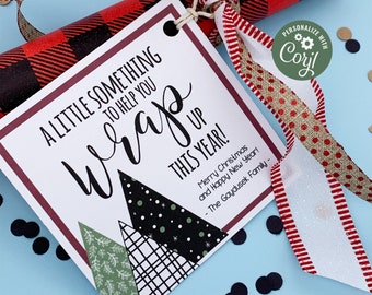 Könnte beinhalten: Eine weiße Karte mit rotem Rand und einem geometrischen Muster in Schwarz und Weiß. Die Karte lautet "A little something to help you wrap this year! Merry Christmas and Happy New Year! - The Gaydusek Family". Die Karte ist mit einem rot-weißen Band und einem goldenen Band mit weißen Punkten gebunden.