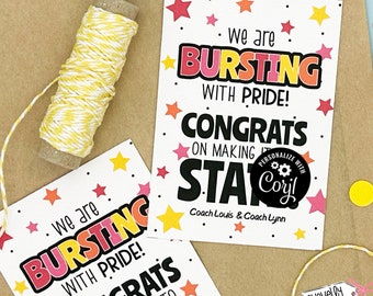 Könnte beinhalten: Zwei druckbare Karten mit einem schwarz-weißen Sternendesign und dem Text "We are bursting with pride! Congrats on making it to state!"  Die Karten sind personalisiert mit dem Namen "Cory!" und dem Text "Coach Louis & Coach Lynn".