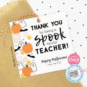 Pu&ograve; includere: Un'etichetta regalo bianca con testo nero che recita "Grazie per essere un insegnante fantastico! Buon Halloween! Da: Il PTO". L'etichetta &egrave; decorata con zucche arancioni, fantasmi bianchi e pipistrelli neri su uno sfondo bianco con fiori rosa e gialli.