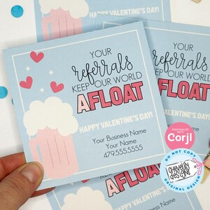 Peut inclure: Une carte de Saint-Valentin bleue et rose avec un graphique de chope à bière et le texte "Vos références maintiennent notre monde à flot". La carte comprend également le texte "Joyeuse Saint-Valentin !" et un espace pour un nom d'entreprise, un nom et un numéro de téléphone.