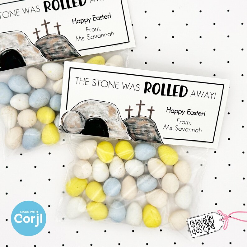 Pu&ograve; includere: Un sacchetto bianco pieno di uova di caramelle blu pastello, gialle e bianche. Il sacchetto ha un'etichetta stampabile con un disegno di una tomba con una pietra rotolata e tre croci. L'etichetta recita "La pietra &egrave; stata rotolata via! Buona Pasqua! Da, Sig.ra Savannah".