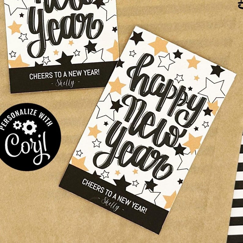 Pu&ograve; includere: Due biglietti rettangolari di Capodanno con un design a stelle nere, bianche e dorate. I biglietti recitano "Happy New Year" e "Cheers to a New Year! - Shelly". &Egrave; visibile anche un logo circolare con la scritta "Personalize with Corjl".