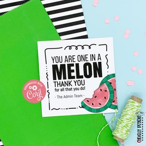 Può includere: Un biglietto bianco con testo nero che recita "You are one in a melon. Thank you for all that you do! - The Admin Team -" con una grafica di anguria.