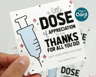 Può includere: Un biglietto bianco con un'illustrazione in bianco e nero di una siringa. Il biglietto dice "a little DOSE of APPRECIATION to say THANKS FOR ALL YOU DO!" e "HAPPY NURSE APPRECIATION WEEK!"  Il biglietto dice anche "Your Name Here".