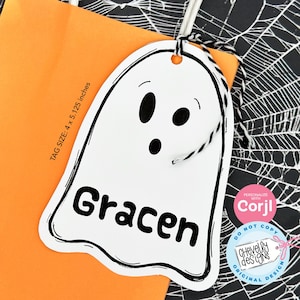 Puede incluir: Etiqueta de regalo blanca en forma de fantasma con un contorno negro y una linda cara de fantasma de dibujos animados. La etiqueta mide 4 pulgadas por 5,125 pulgadas y dice "Gracen" en texto negro.