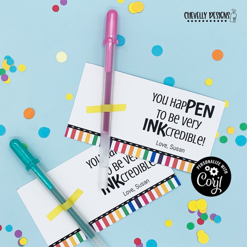 K&ouml;nnte beinhalten: Zwei bunte Karten mit dem Text "You Happen To Be Very INKCREDIBLE!" und "You Happen To Be Very INKCREDIBLE!" mit einem regenbogenfarbenen Streifenrand. Die Karten werden mit zwei Gelstiften geliefert, einem rosa und einem t&uuml;rkisfarbenen.