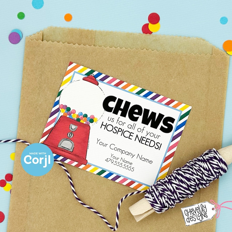 Puede incluir: Una bolsa de papel marr&oacute;n con una etiqueta colorida que presenta una ilustraci&oacute;n de una m&aacute;quina de chicles. La etiqueta dice "CHEWS us for all of your HOSPICE NEEDS!" con espacio para el nombre de la empresa y el n&uacute;mero de tel&eacute;fono. Tambi&eacute;n se ven hilo y confeti.