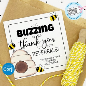 Può includere: Un biglietto di ringraziamento bianco con un alveare e delle api. Il testo recita "Just Buzzing by to thank you for your Referrals!" e include spazio per il nome dell'azienda, il nome e il numero di telefono.