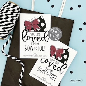 Etiquetas de regalo editables para animadoras: megáfono con lazo para animadoras en color granate, blanco y negro. Archivo digital imprimible / HT282t