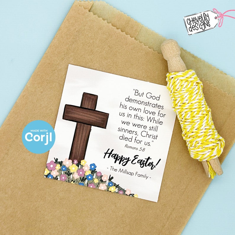 Puede incluir: Una tarjeta blanca con una cruz marr&oacute;n, flores rosas, amarillas y azules, y el texto "Pero Dios demuestra su amor por nosotros en esto: Mientras a&uacute;n &eacute;ramos pecadores, Cristo muri&oacute; por nosotros." Romanos 5:8 &iexcl;Feliz Pascua! - La familia Millsap -