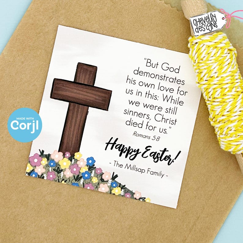 Puede incluir: Una tarjeta blanca con una cruz de madera marr&oacute;n, flores rosas, azules y amarillas, y el texto "Pero Dios demuestra su amor por nosotros en esto: Mientras a&uacute;n &eacute;ramos pecadores, Cristo muri&oacute; por nosotros." Romanos 5:8 &iexcl;Feliz Pascua! - La familia Millsap -