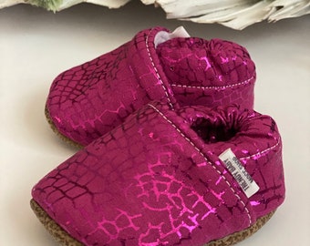 ACHETEZ-EN 2, OBTENEZ-EN 1 GRATUIT : mocassins roses pour bébé faits main - chaussons roses fuchsia - chaussures bébé peau de serpent - cadeau de baby shower rose - chaussons roses