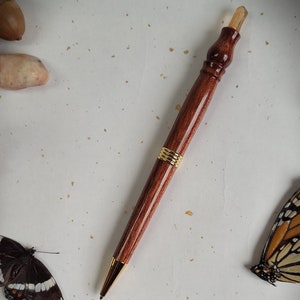 Stylo à bille en bois fait main, bois de sang et quartz mandarine, rehaussé d'or