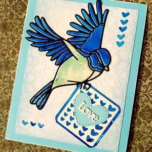 Bluebird portant une carte d’amour