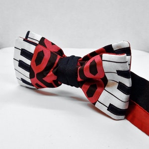 Pink patterned/Musical/Piano note /Piano concert/ Fashionable Men&#39;s Silk Bowtie / hand made /Tie able Bowtie /Keyboard/Recital /honky tonk