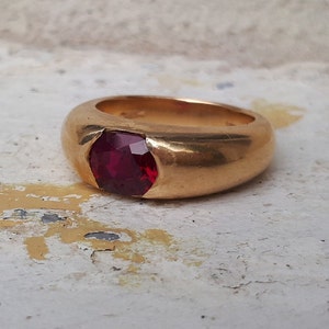 Antik ring i 18 karat guld med rubiner