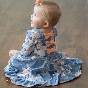 BABY Aria's top en jurk met strik aan de achterkant. PDF Downloadbare naaipatronen voor babymaten NB-24M