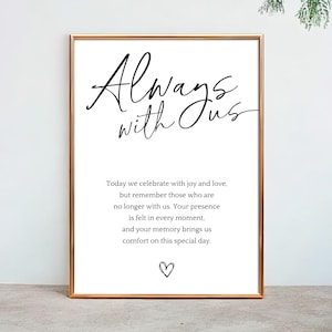 Puede incluir: Una impresión de arte imprimible en blanco y negro con un marco dorado. La impresión presenta una cita manuscrita que dice "Siempre con nosotros". La cita va seguida de un breve mensaje sobre recordar a aquellos que ya no están con nosotros.