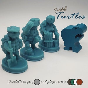Puede incluir: Cuatro figuras de tortugas de plástico azul turquesa, una sosteniendo una pala, otra un tronco de madera, otra un tronco de madera y la última un tronco de madera. Las figuras están sobre un fondo blanco. El texto "Everdell Turtles" está en la parte superior de la imagen.