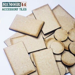 Può includere: Un set di tessere di legno di varie forme e dimensioni, tra cui cerchi e rettangoli. Le tessere sono di colore marrone chiaro e hanno una superficie ruvida e testurizzata. Le tessere sono progettate per essere utilizzate con il gioco da tavolo Memoir '44.