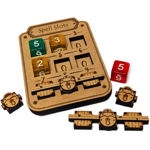 Peut inclure: Un composant de jeu de société en bois avec l'inscription "Spell Slots", comportant des emplacements pour dés et jetons. Comprend des dés verts, jaunes et rouges, et des jetons en bois en forme de cadenas. Les dés affichent les chiffres 2, 3, 5, 6 et 9.