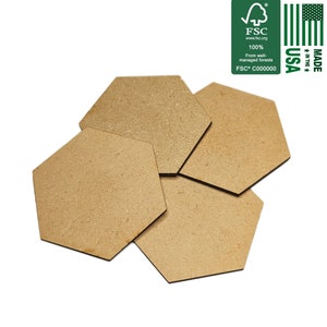 Könnte beinhalten: Vier sechseckige Untersetzer aus Holz in hellem Braun, hergestellt aus FSC-zertifiziertem Holz. Die Untersetzer sind leicht überlappend angeordnet. Das Bild enthält den Text "MADE IN THE USA" und "FSC" mit Details zur Zertifizierung.