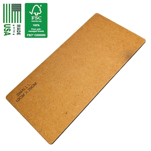 Könnte beinhalten: Eine rechteckige Holzplatte mit dem Aufdruck "SMALL L 10CM X 20CM". Die Platte wird in den USA hergestellt und ist FSC-zertifiziert. Die Platte misst 10 cm x 20 cm.