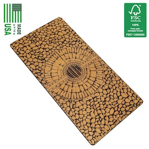 Könnte beinhalten: Eine rechteckige Korkmatte mit einer detaillierten Illustration eines Kanaldeckels. Die Matte hat einen strukturierten, kieselartigen Hintergrund. Die Aufschrift "MADE IN THE USA" und die amerikanische Flagge sind links zu sehen. Das FSC-Logo befindet sich rechts.