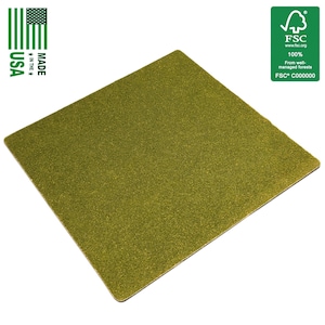 Könnte beinhalten: Eine quadratische, olivgrüne, strukturierte Oberfläche. Das Bild enthält den Text "MADE IN THE USA" und das FSC-Logo, das darauf hinweist, dass das Produkt aus gut bewirtschafteten Wäldern stammt.