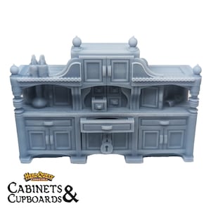 Pode incluir: Um arm&aacute;rio de madeira cinzento com tr&ecirc;s prateleiras, duas portas e uma gaveta. O arm&aacute;rio tem um design decorativo na parte superior e nas laterais. &Eacute; compat&iacute;vel com HeroQuest.