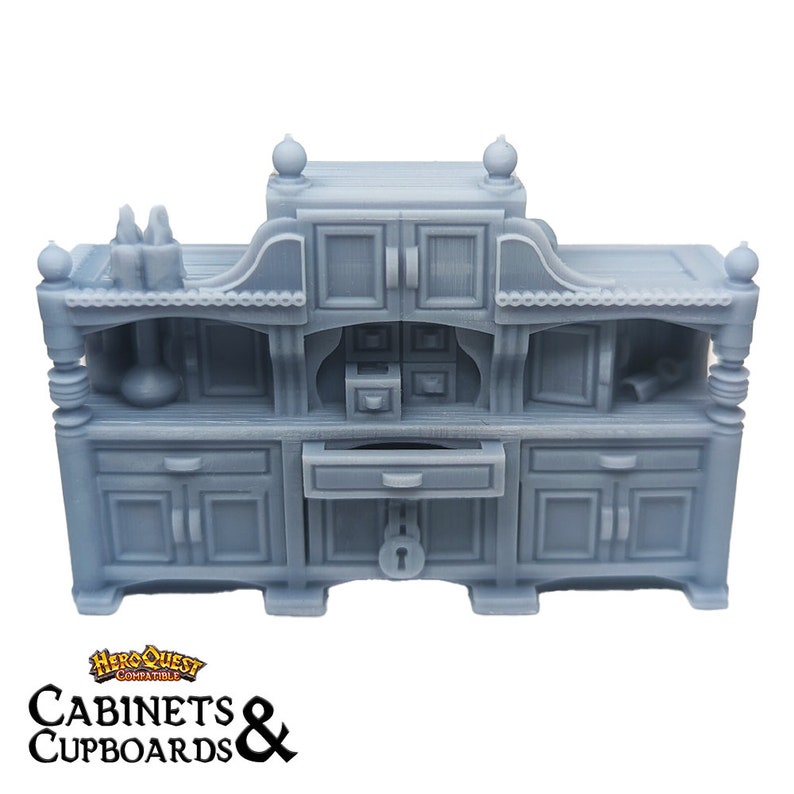 Pode incluir: Um arm&aacute;rio de madeira cinzento com tr&ecirc;s prateleiras, duas portas e uma gaveta. O arm&aacute;rio tem um design decorativo na parte superior e nas laterais. &Eacute; compat&iacute;vel com HeroQuest.