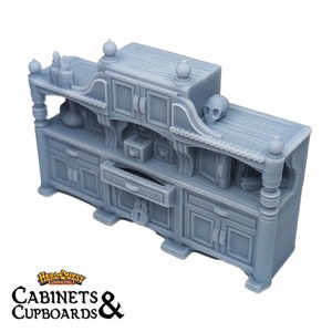 Pode incluir: Um arm&aacute;rio de madeira cinzento detalhado com v&aacute;rias portas e gavetas. O arm&aacute;rio tem uma caveira no topo e &eacute; decorado com entalhes. &Eacute; um modelo em miniatura para jogos de mesa.