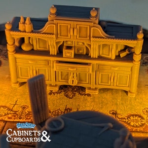 Pode incluir: Um arm&aacute;rio de madeira marrom com v&aacute;rias gavetas e portas. O arm&aacute;rio tem um design decorativo com entalhes intrincados. O arm&aacute;rio &eacute; iluminado por baixo, projetando um brilho quente na superf&iacute;cie.