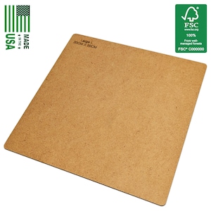 Könnte beinhalten: Eine rechteckige Holzplatte in hellem Braun mit abgerundeten Ecken. Der Text "Large L, 20CM X 20CM" ist in der oberen linken Ecke aufgedruckt. Die Platte ist mit "Made in the USA" gekennzeichnet und hat ein FSC-Zertifizierungslogo.