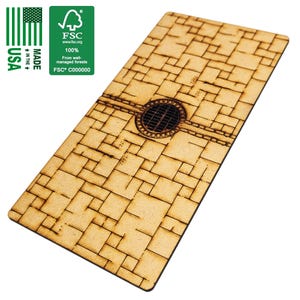 Peut inclure: Une pièce de terrain rectangulaire en bois avec un motif de pavés et un drain circulaire. La pièce est fabriquée aux États-Unis et est certifiée FSC. Le motif de pavés est composé de petits blocs carrés.